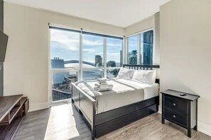 Comfort Apartment | Memory foam beds, laptop workspace, blackout drapes, soundproofing - Harbour Downtown cn Tower (Toronto)