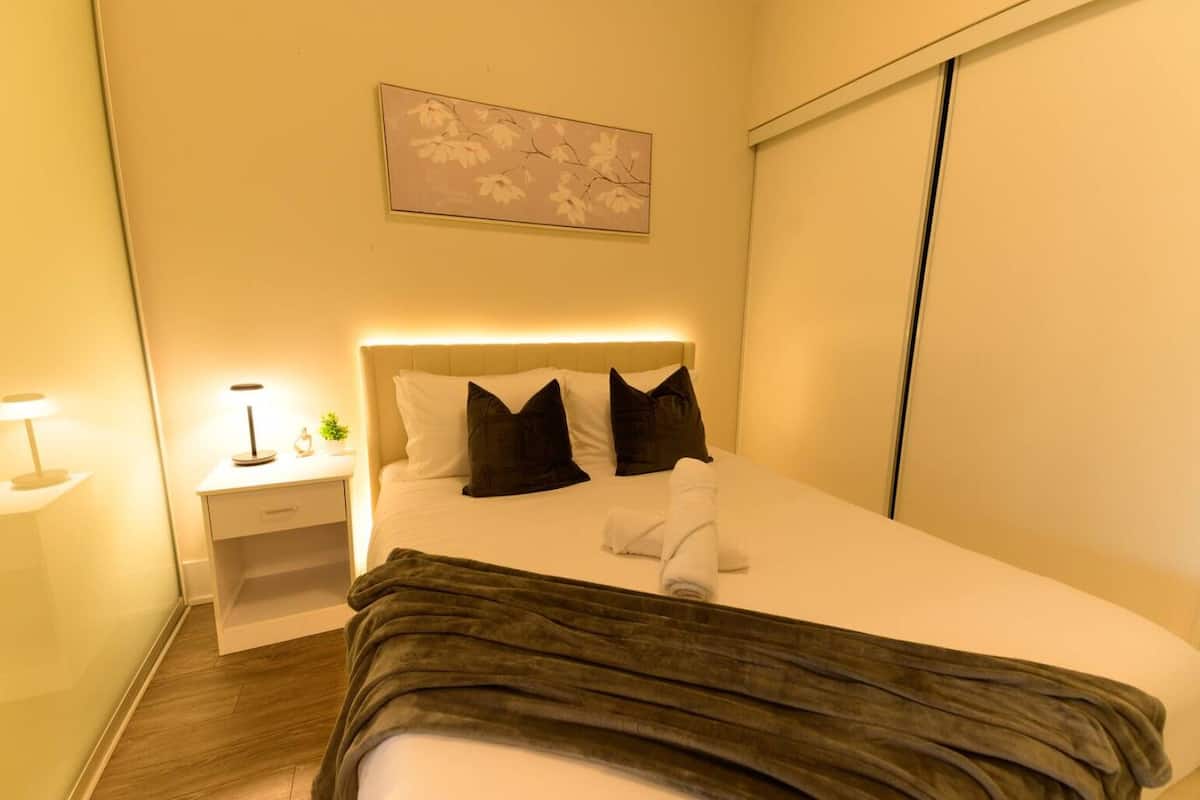 Elite Apartment | Laptop workspace, blackout drapes, soundproofing, iron/ironing board