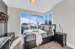 Memory-foam beds, laptop workspace, blackout curtains, soundproofing - Harbour Downtown cn Tower (Toronto)