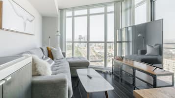Kamar Quadruple Standar, 1 Tempat Tidur Double dengan tempat tidur Sofa, balkon, pemandangan kota | Area keluarga