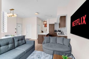 65-inch flat-screen TV with cable channels - Harbour Downtown cn Tower (Toronto)