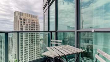 Traditional Apartment | Outdoor dining