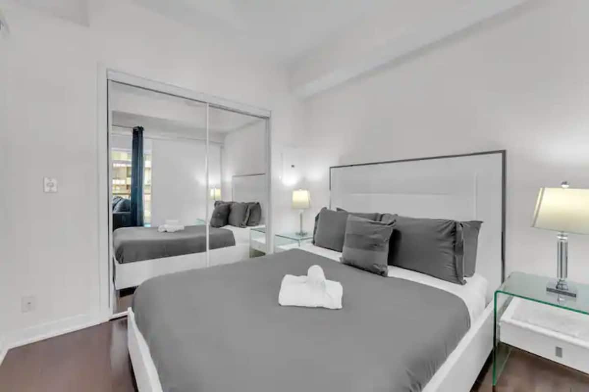 Deluxe Apartment | Laptop workspace, blackout drapes, soundproofing, iron/ironing board