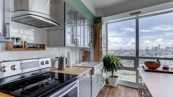 Departamento tradicional | Cocina privada | Refrigerador con congelador, microondas, horno y parrilla de estufa