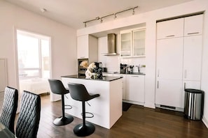 Full-size fridge, microwave, oven, stovetop