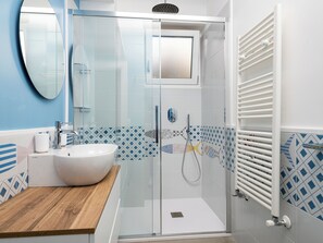 Comfort Apartment, Balcony | Bathroom | Shower, hair dryer, towels, soap - Amal & Surya apartments (Sorrento)