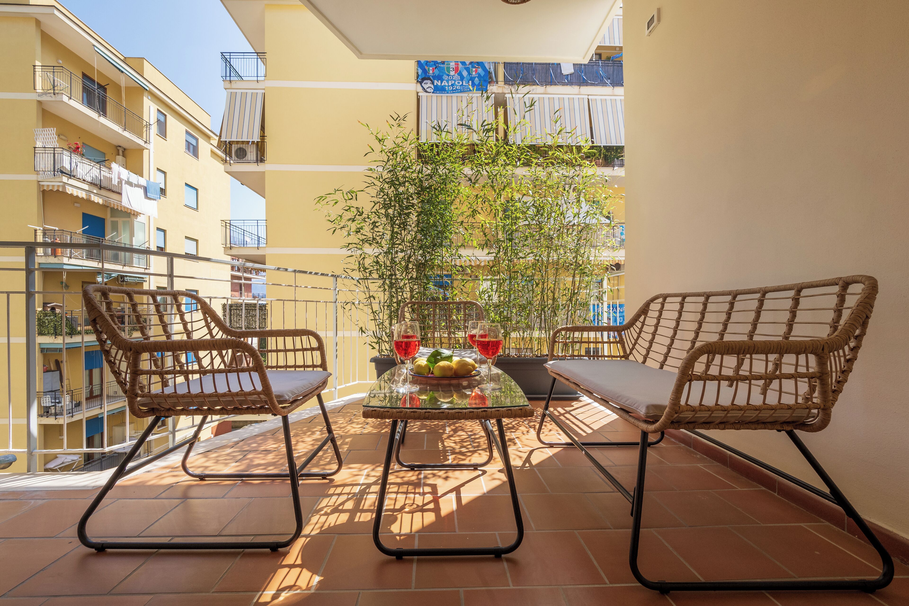 ดีลักซ์อพาร์ทเมนท์, ระเบียง, วิวเมือง | ระเบียง