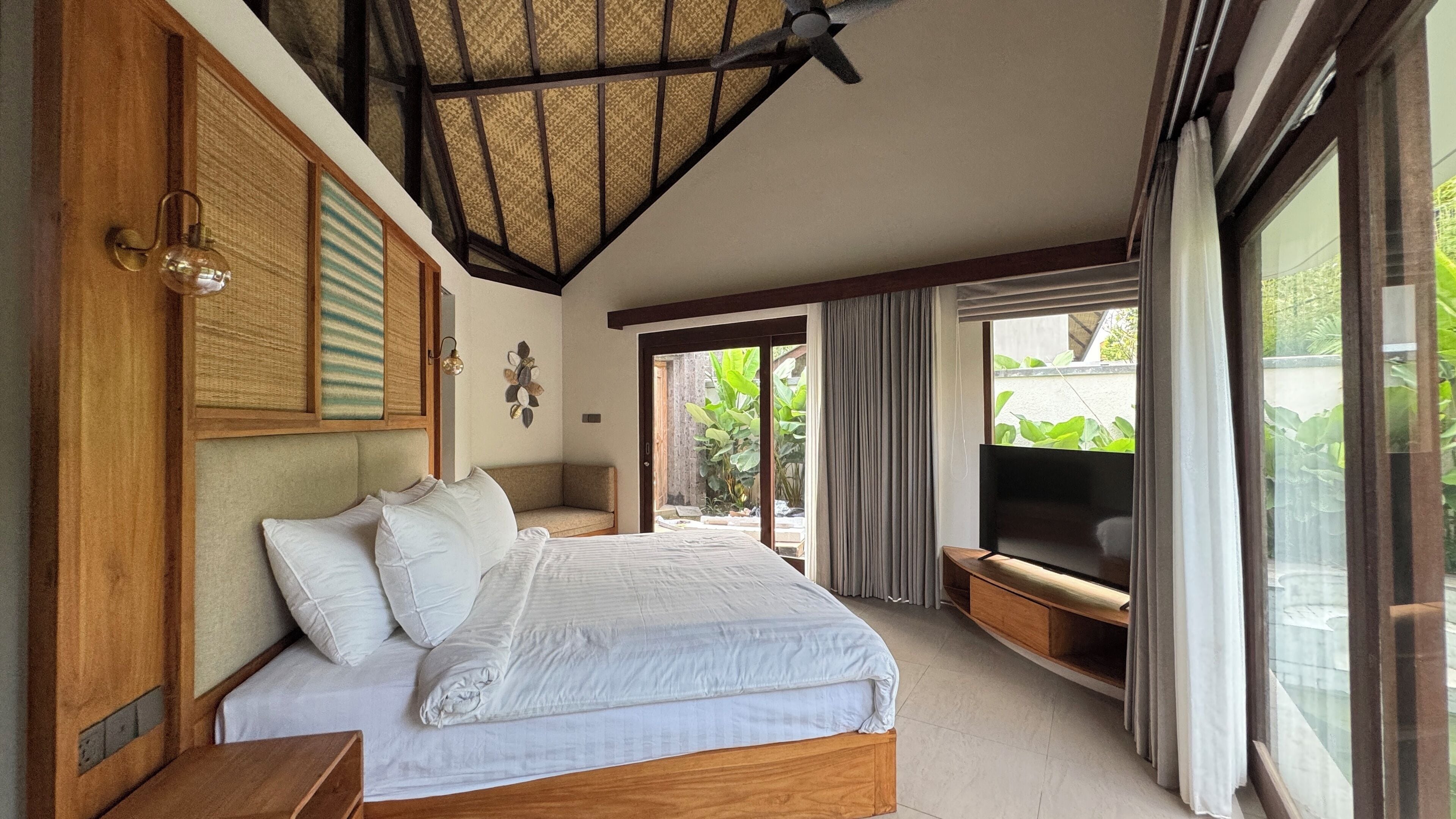 Luxe villa, 1 slaapkamer, uitzicht op zwembad | Italiaanse Frette-lakens, luxe beddengoed, een minibar