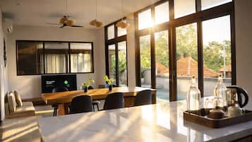 Villa familiar, 3 habitaciones, vistas a la piscina | Zona de estar | Smart TV de 55 pulgadas con canales por cable