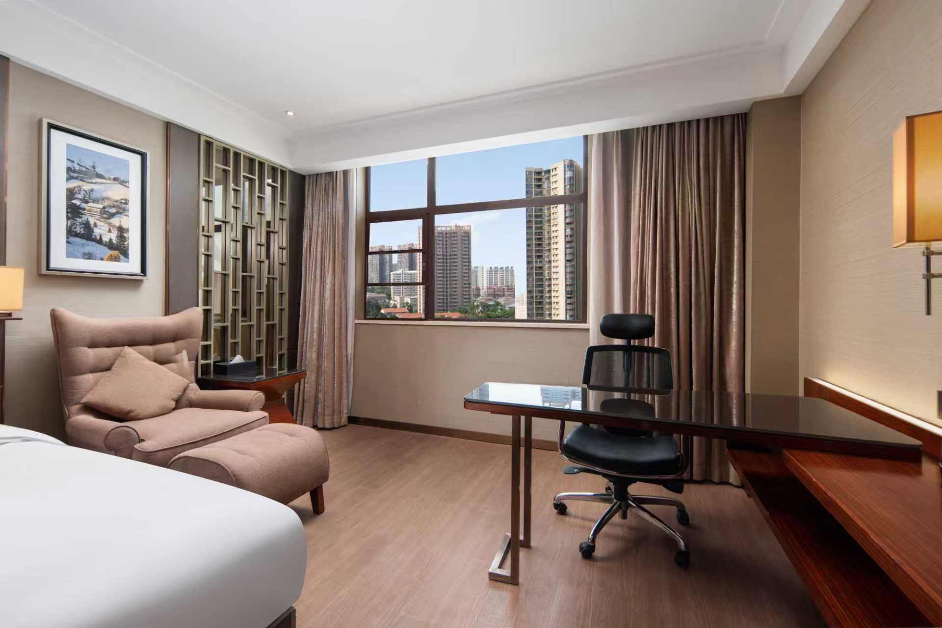 Quarto solteiro conforto, vista para a cidade | Cofres nos quartos, Wi-Fi de cortesia