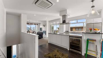 ثلاجة، ميكروويف، فرن، موقد طهي مسطح