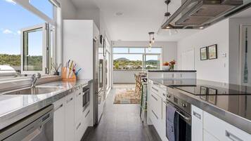 ثلاجة، ميكروويف، فرن، موقد طهي مسطح