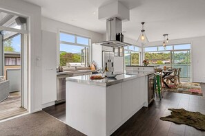 Kühlschrank, Mikrowelle, Ofen, Herdplatte