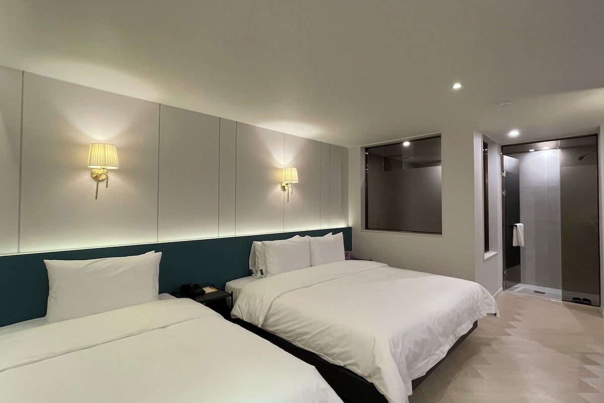 Twin kamer | Luxe beddengoed, bedden met traagschuimmatrassen, een gratis minibar