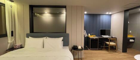 Deluxe Double Room | Desk, laptop workspace, free WiFi