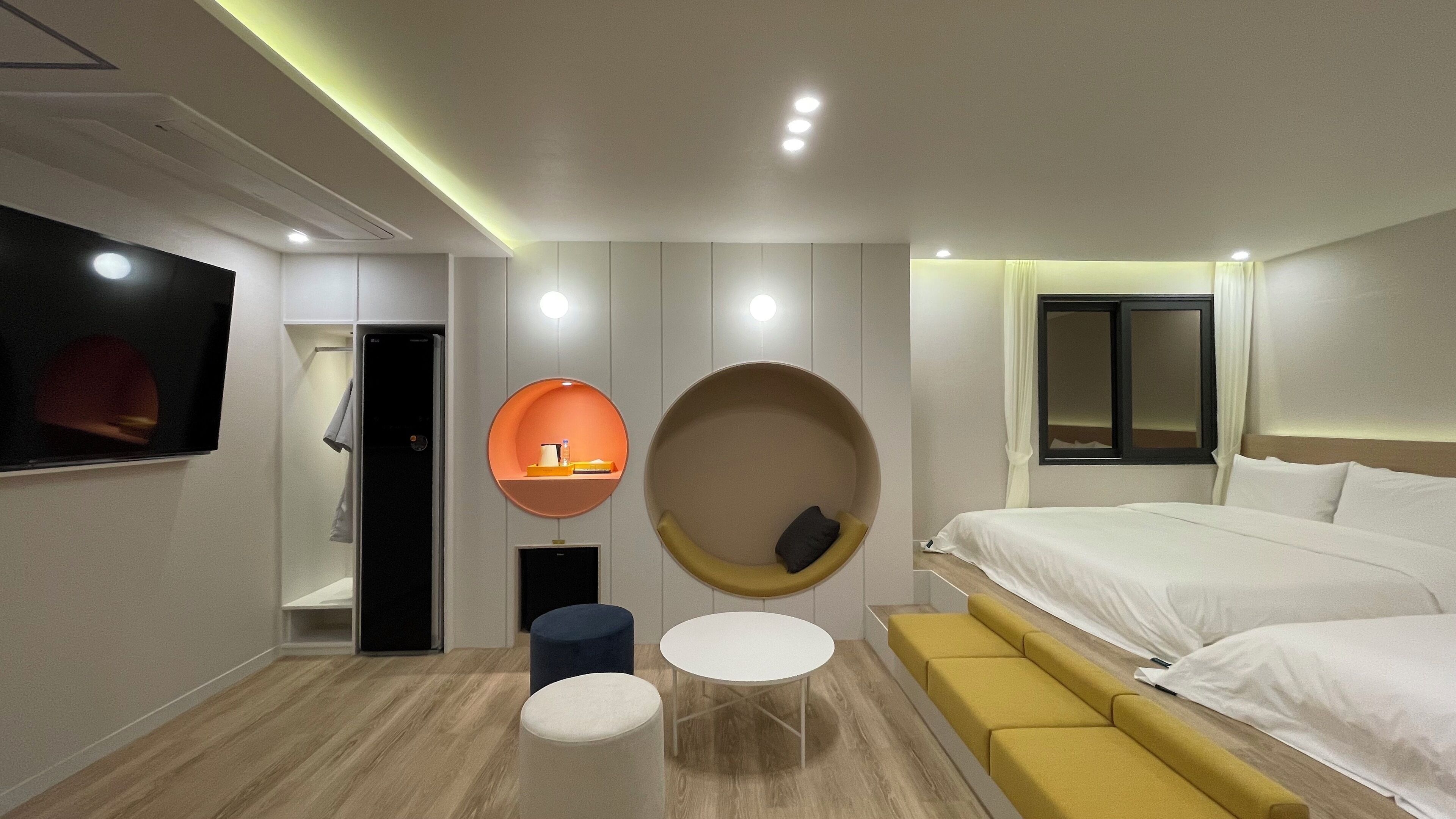 패밀리룸 | 고급 침구, 메모리폼 침대, 무료 미니바, 노트북 작업 공간