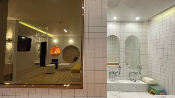 Familiekamer | Badkamer | Een aparte badkuip en douche, een haardroger, pantoffels, handdoeken
