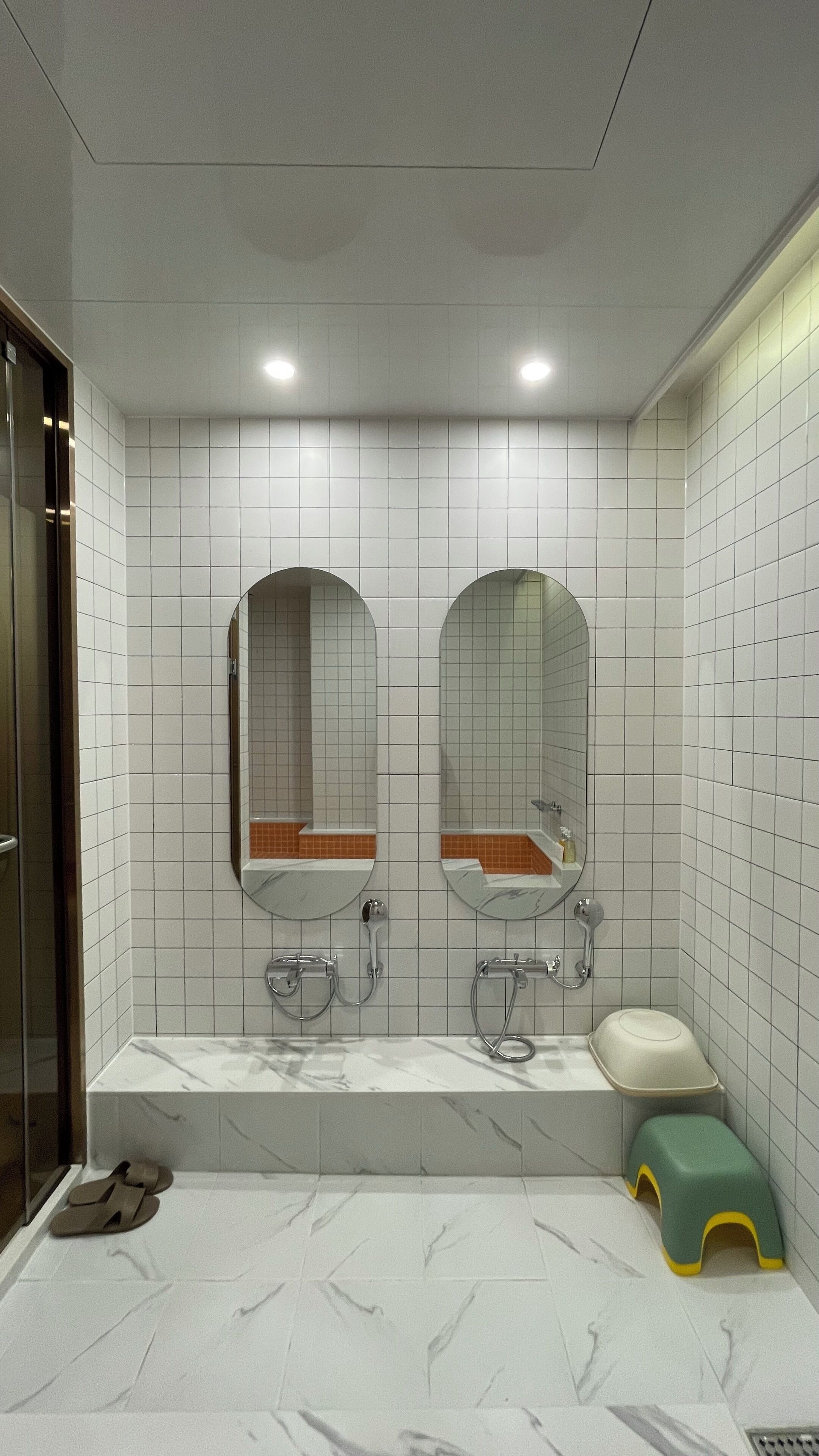 Een badkamer met twee wastafels, een bad en een toilet.