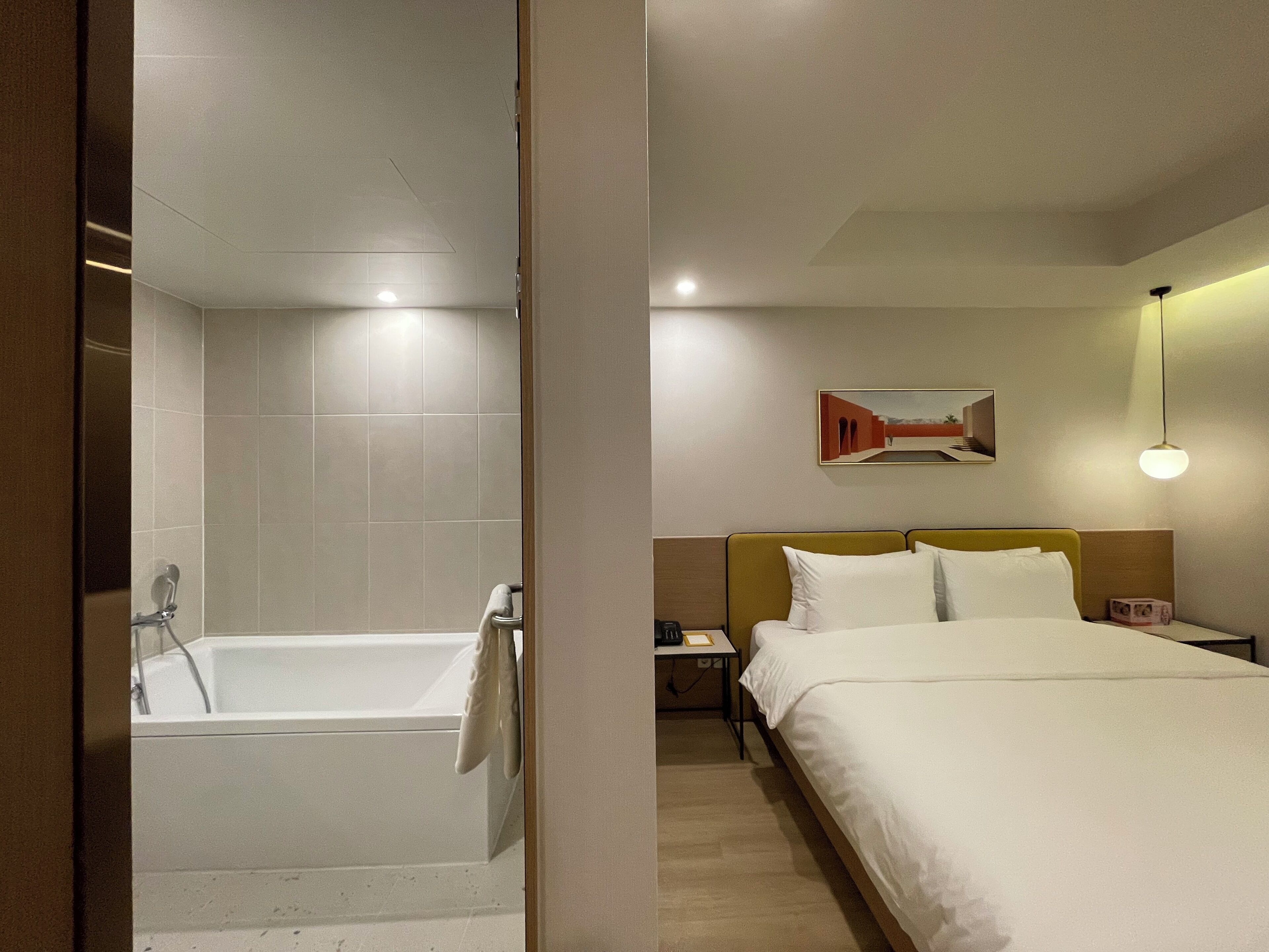 办公桌、笔记本电脑工作区、免费 WiFi