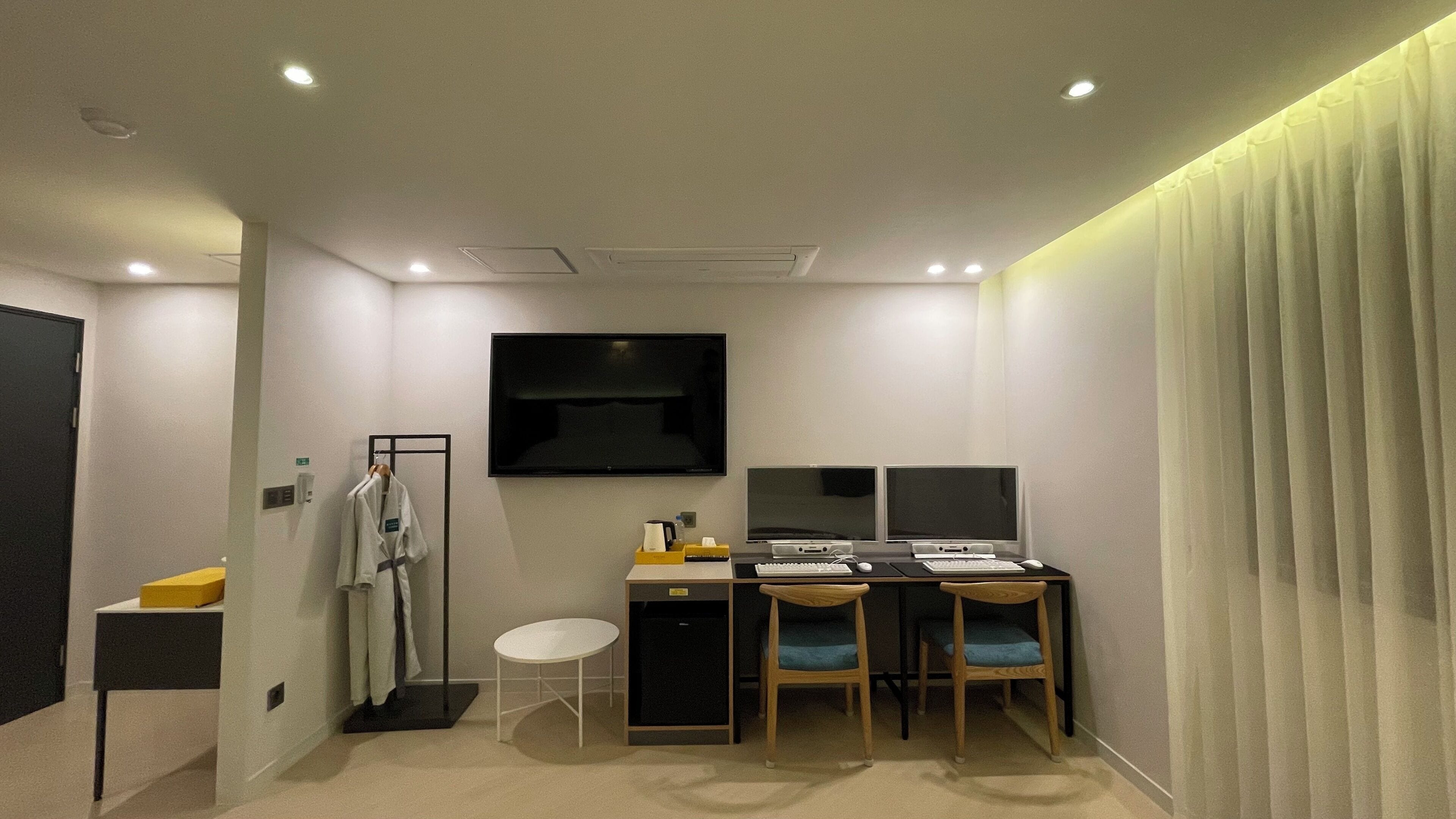 Zweibettzimmer | Hochwertige Bettwaren, Betten mit Memory-Foam-Matratzen