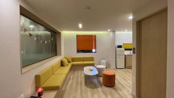 Family Room | Premium bedding, memory foam beds, free minibar, laptop workspace