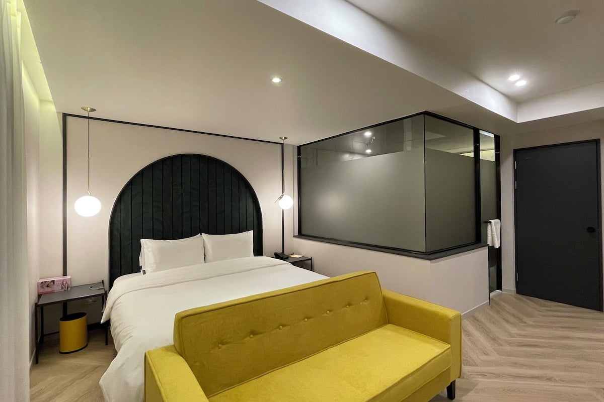 Desk, laptop workspace, free WiFi