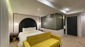 Escritorio, espacio para trabajar con laptop y wifi gratis 