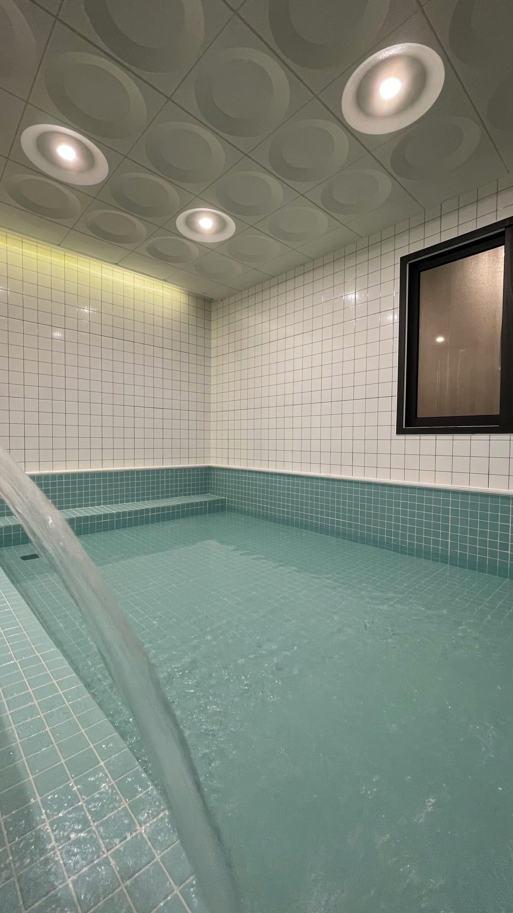 Familierom (One Warm-Water Use Included) | Sengetøy av topp kvalitet, memory foam-senger og minibar (inkludert)