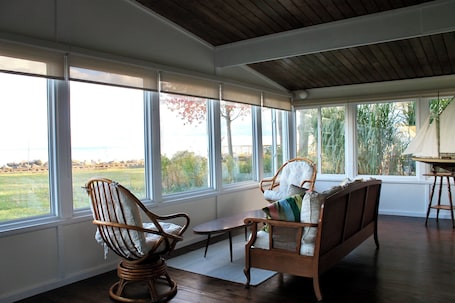 Smart-TV, Kamin, Bücher. Cozy Waterfront Cottage – Fishing, Firepit, Wineries, Birdwatching & Views