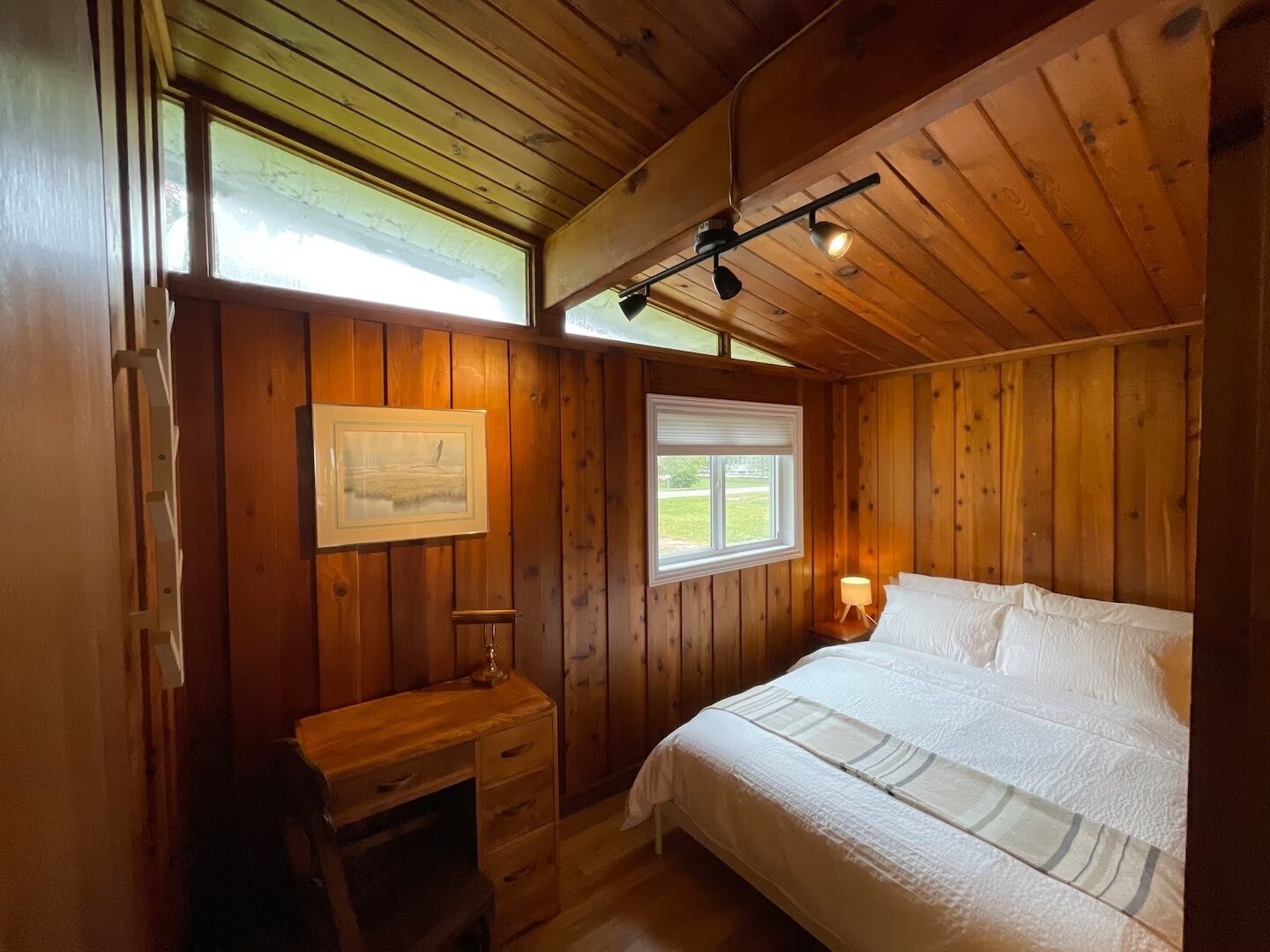 3 多间卧室、办公桌、免费 WiFi、床单