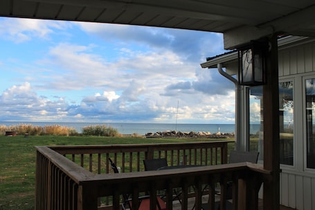 Unterkunftsgelände. Cozy Waterfront Cottage – Fishing, Firepit, Wineries, Birdwatching & Views