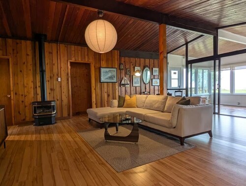 Cozy Waterfront Cottage – Fishing, Firepit, Wineries, Birdwatching & Views