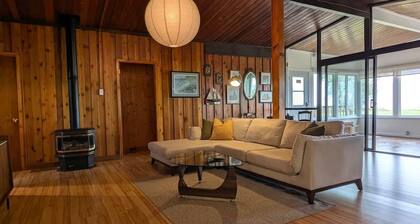 Cozy Waterfront Cottage – Fishing, Firepit, Wineries, Birdwatching & Views