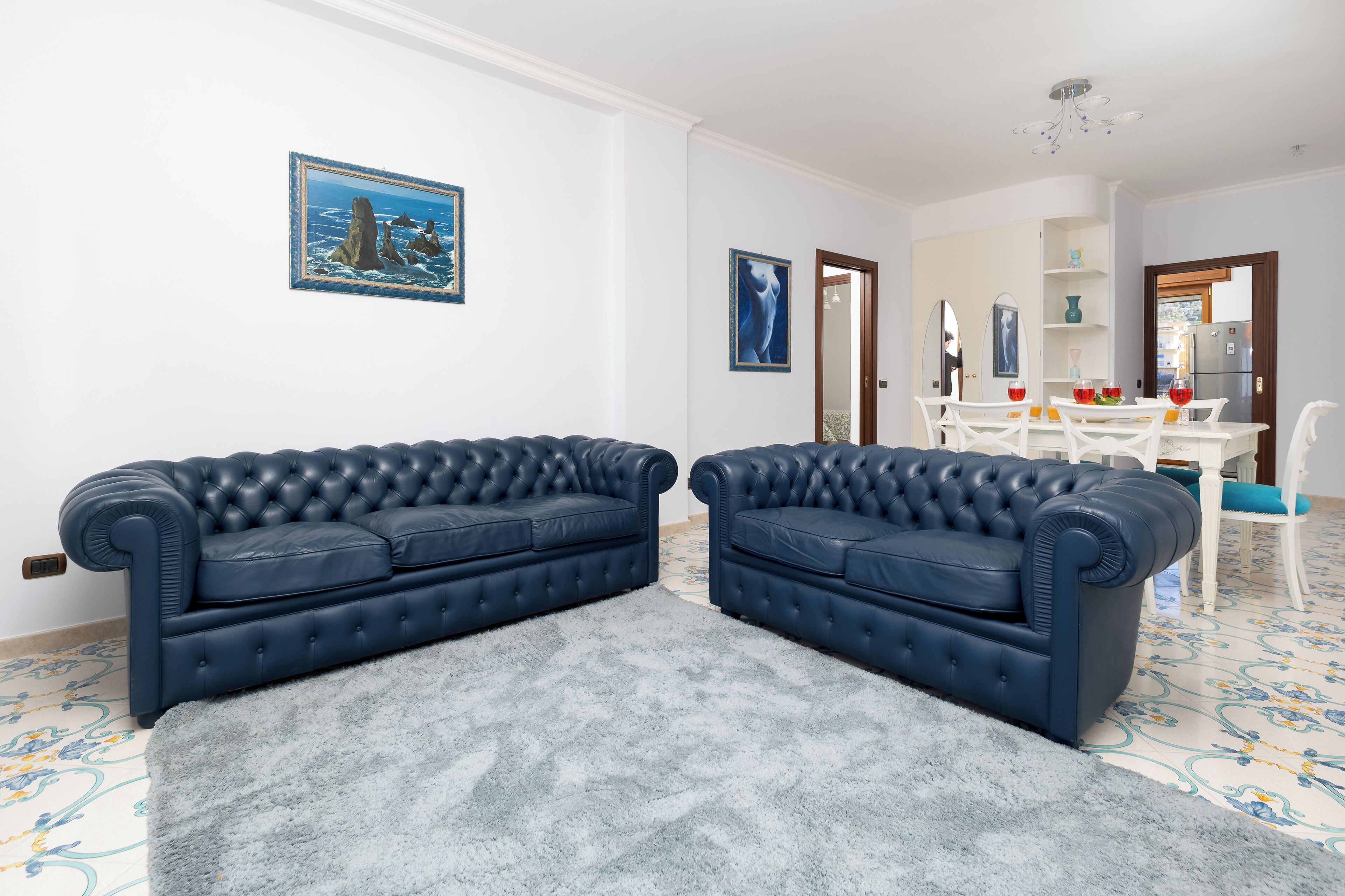 Panoramic-Apartment, Balkon, Meerblick | Wohnbereich | 46-Zoll-Flachbildfernseher mit Digitalempfang, Netflix