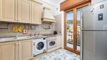 Panoramic-Apartment, Balkon, Meerblick | Eigene Küche | Kühlschrank, Mikrowelle, Ofen, Herdplatte