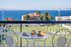 Panoramic-Apartment, Balkon, Meerblick | Blick auf das Wasser