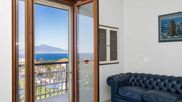 Panoramic-Apartment, Balkon, Meerblick | Wohnbereich