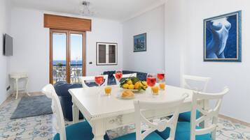 Panoramic-Apartment, Balkon, Meerblick | Esszimmer