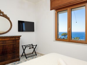 Appartamento panoramico, balcone, vista mare | Una scrivania, postazione laptop, ferro/asse da stiro, Wi-Fi gratuito