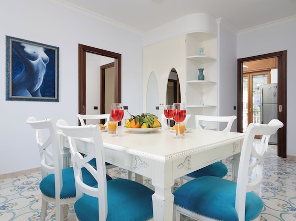 Panoramic-Apartment, Balkon, Meerblick | Esszimmer