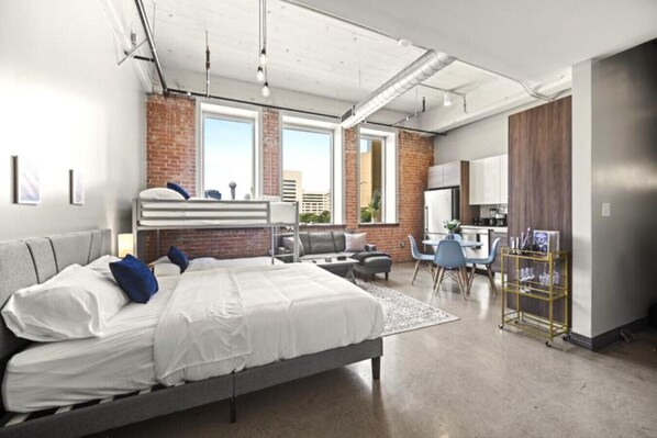 3 habitaciones, escritorio y tabla de planchar con plancha