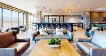 Top floor resort condo with incredible amenities and shuttle serviceWelcome to B