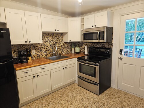 3 bed 2 bath House 3 min walk to Dearborn St, 8 min drive to beach.  Park view