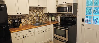 3 bed 2 bath House 3 min walk to Dearborn St, 8 min drive to beach. Park view