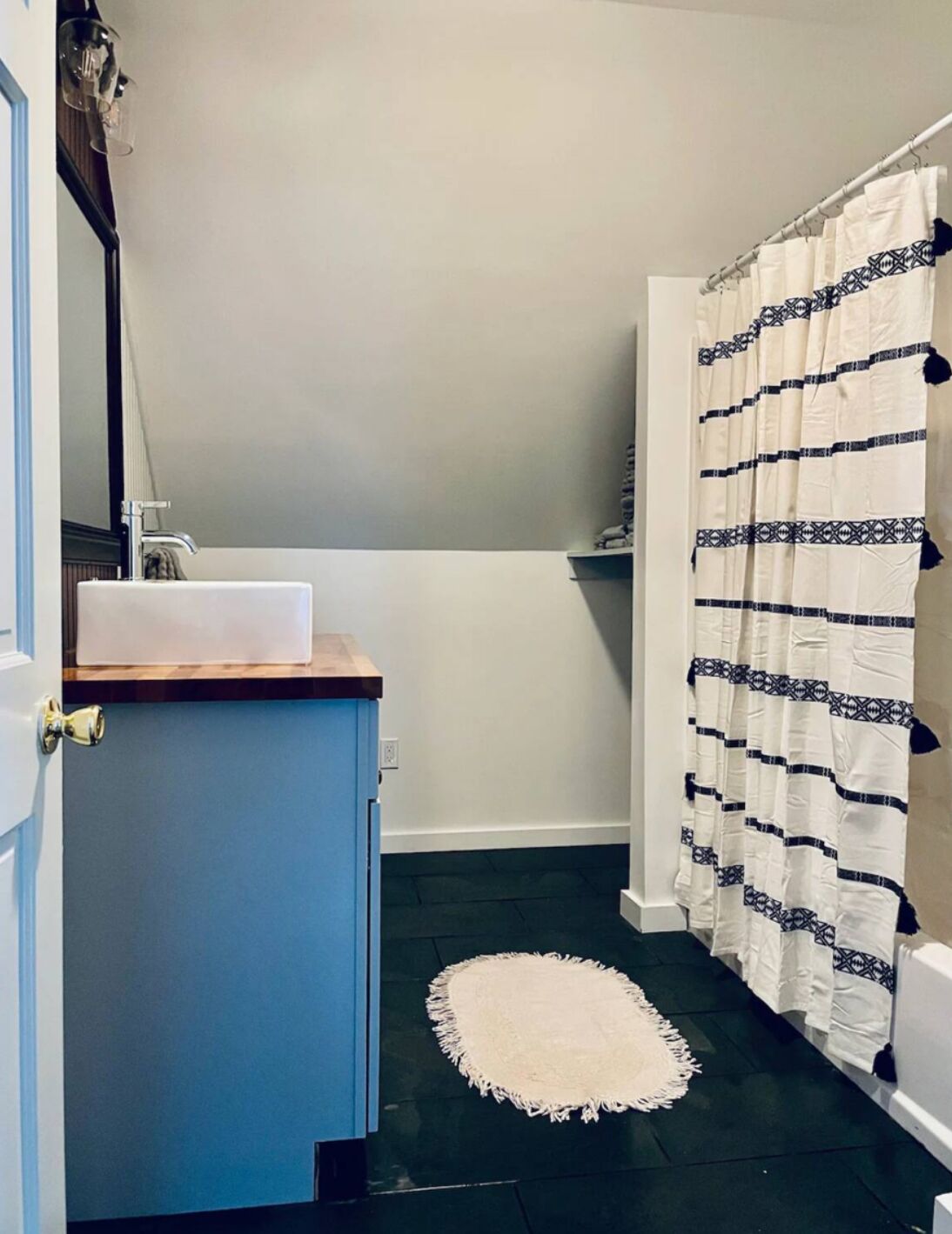 Sèche-cheveux, serviettes fournies, papier toilette