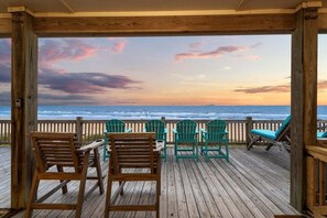 Terrace/patio - Beachfront |Hot Tub|Fire Pit|Sleeps 17|Putt Putt (Crystal Beach)