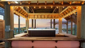 Zona de jacuzzi de madera con vistas al paisaje.