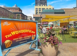 Outdoor dining - Historic Loft in Heart of Downtown Denver - Off 16th St - Across from Light Rail (Denver)