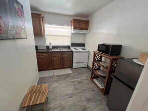 Een magnetron, een oven, een kookplaat, een vaatwasser