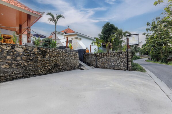 Property entrance - Memela Bungalow (Klungkung)